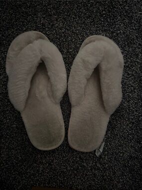 Plush Fuzzy Flip-Flop Slippers in Light Gray